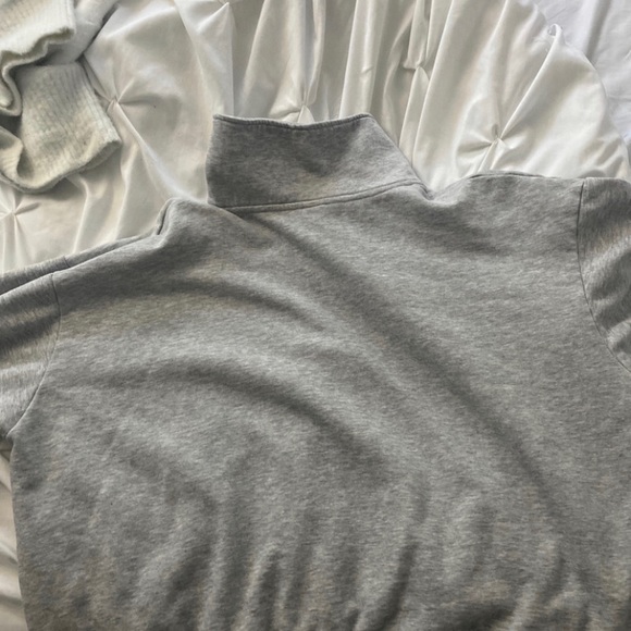 NEW H&M CROPPED GREY SWEATER - WITH ZIPPER- NEVER WORE. - Picture 4 of 4